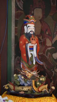 Vivid Buddhist statue depicting an ancient figure in Korean temple, 경상북도. - Fotografer Sidoarjo