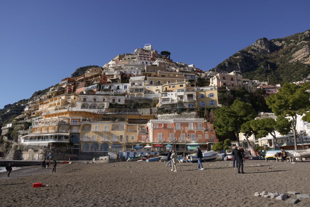 Orașul Positano pe deal, cu plajă și clădiri colorate