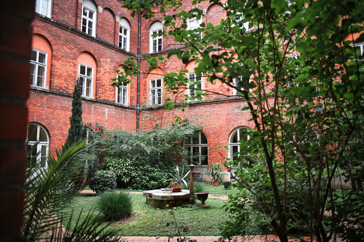 student moves in Forest Gate — Student Moves in Forest Gate — the working end of the job