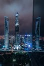 上海夜间摩天大楼的明亮景色令人惊叹，展示了现代建筑的魅力