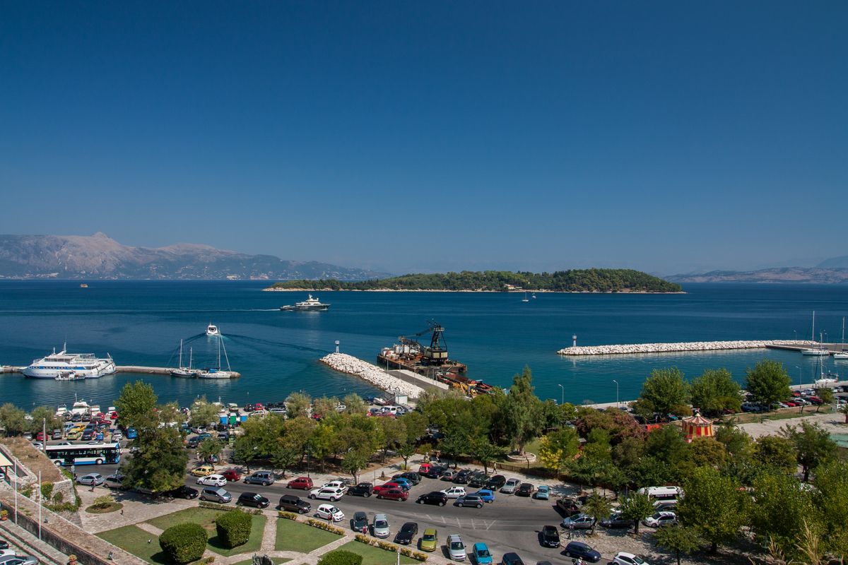 Vedere aeriană a portului din Corfu, cu bărci pe apa albastră
