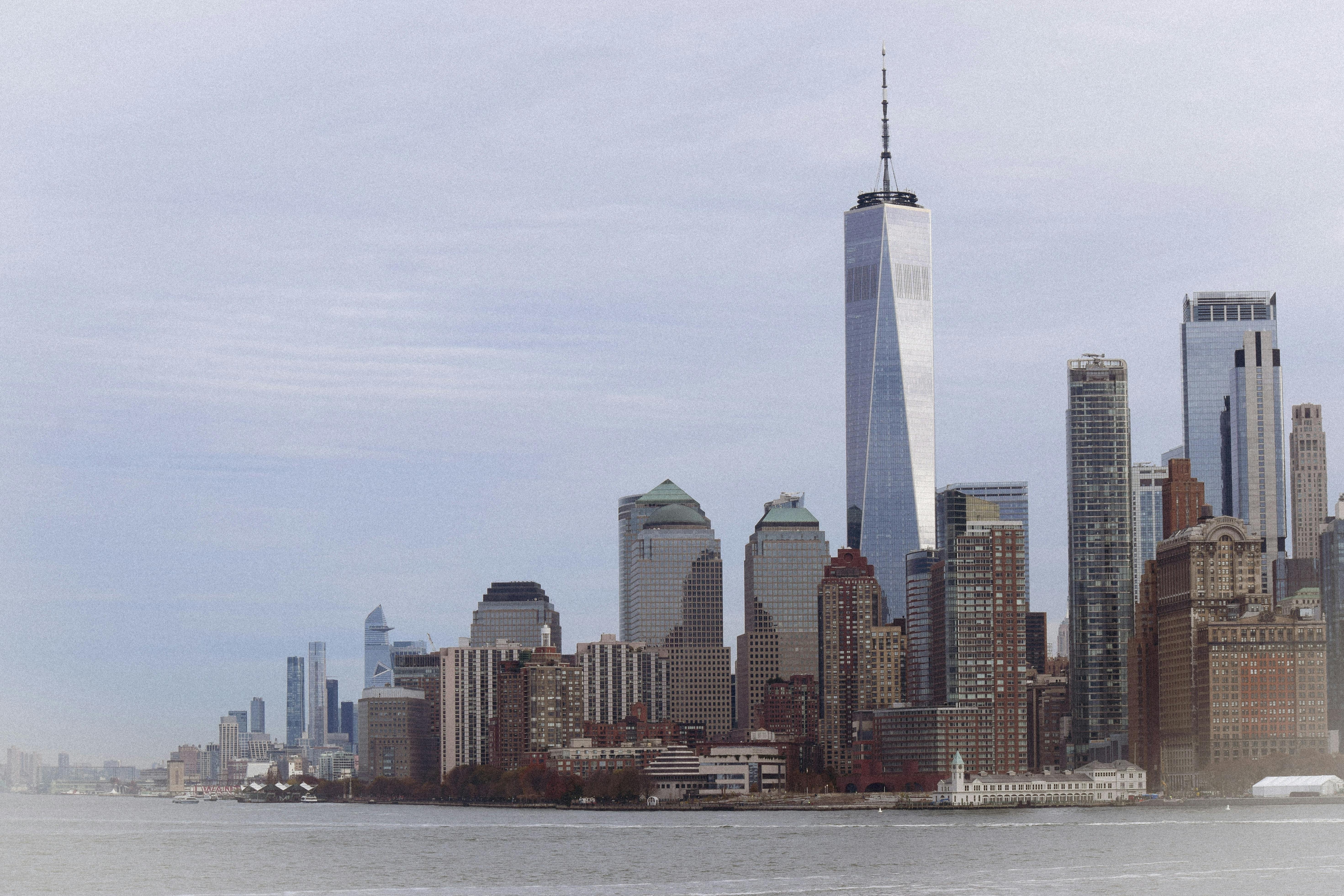 Gratis Una vista impresionante del horizonte de la ciudad de Nueva York con One World Trade Center. Foto de stock