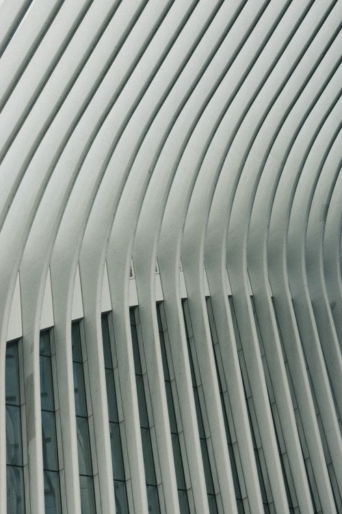 Free Minimalist architectural design of the Oculus in New York City, showcasing its modern lines and curves. Stock Photo