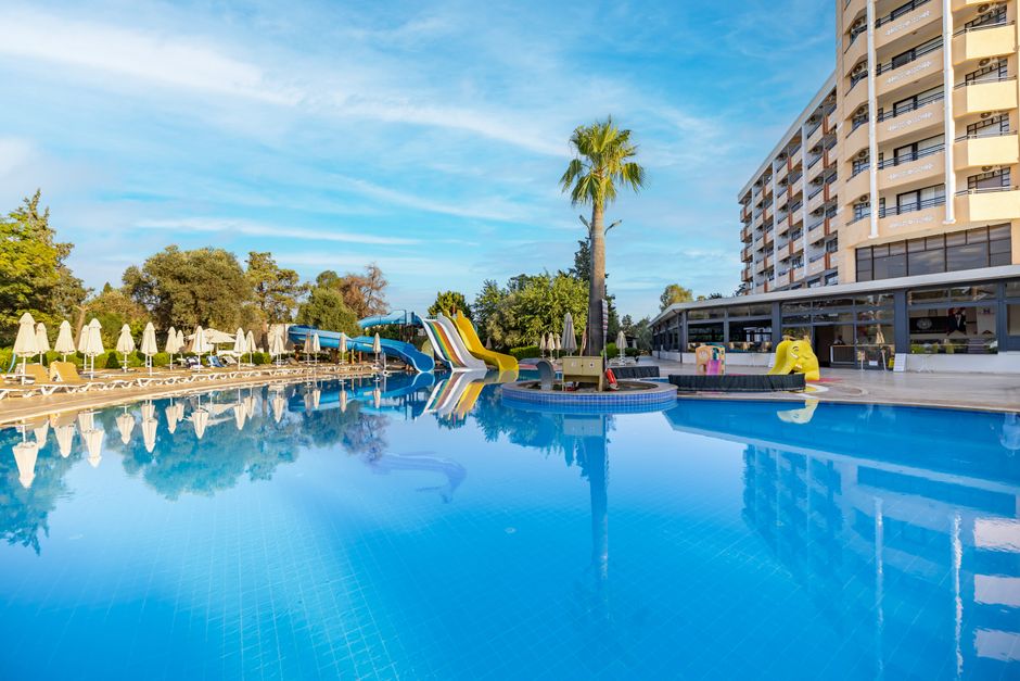 Piscina luxuosa de hotel com toboáguas para diversão em família, ideal para sua viagem.