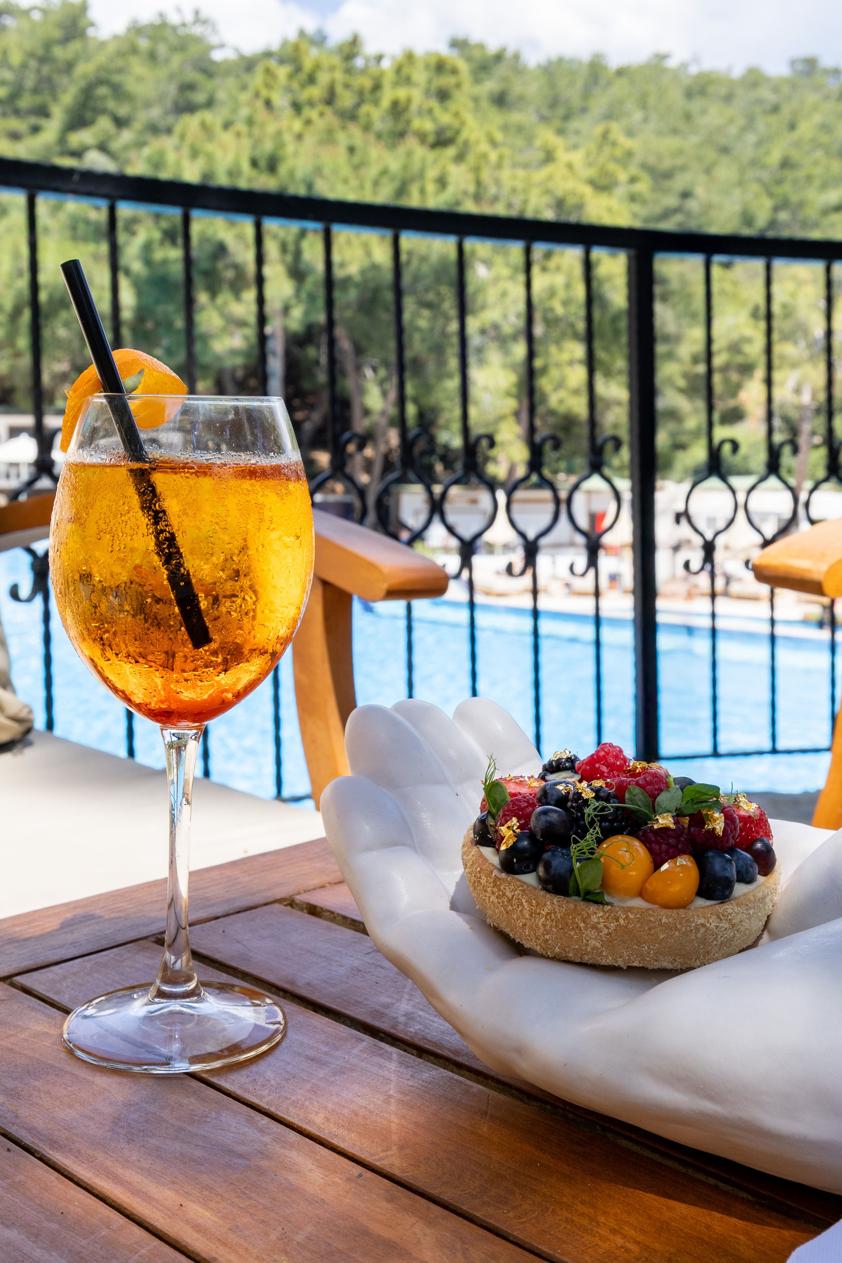 ฟรี เพลิดเพลินไปกับเครื่องดื่ม Aperol Spritz รสชาติสดชื่นและทาร์ตผลไม้ริมสระน้ำอันเงียบสงบในเมืองโบดรัม ประเทศตุรกี คลังภาพถ่าย