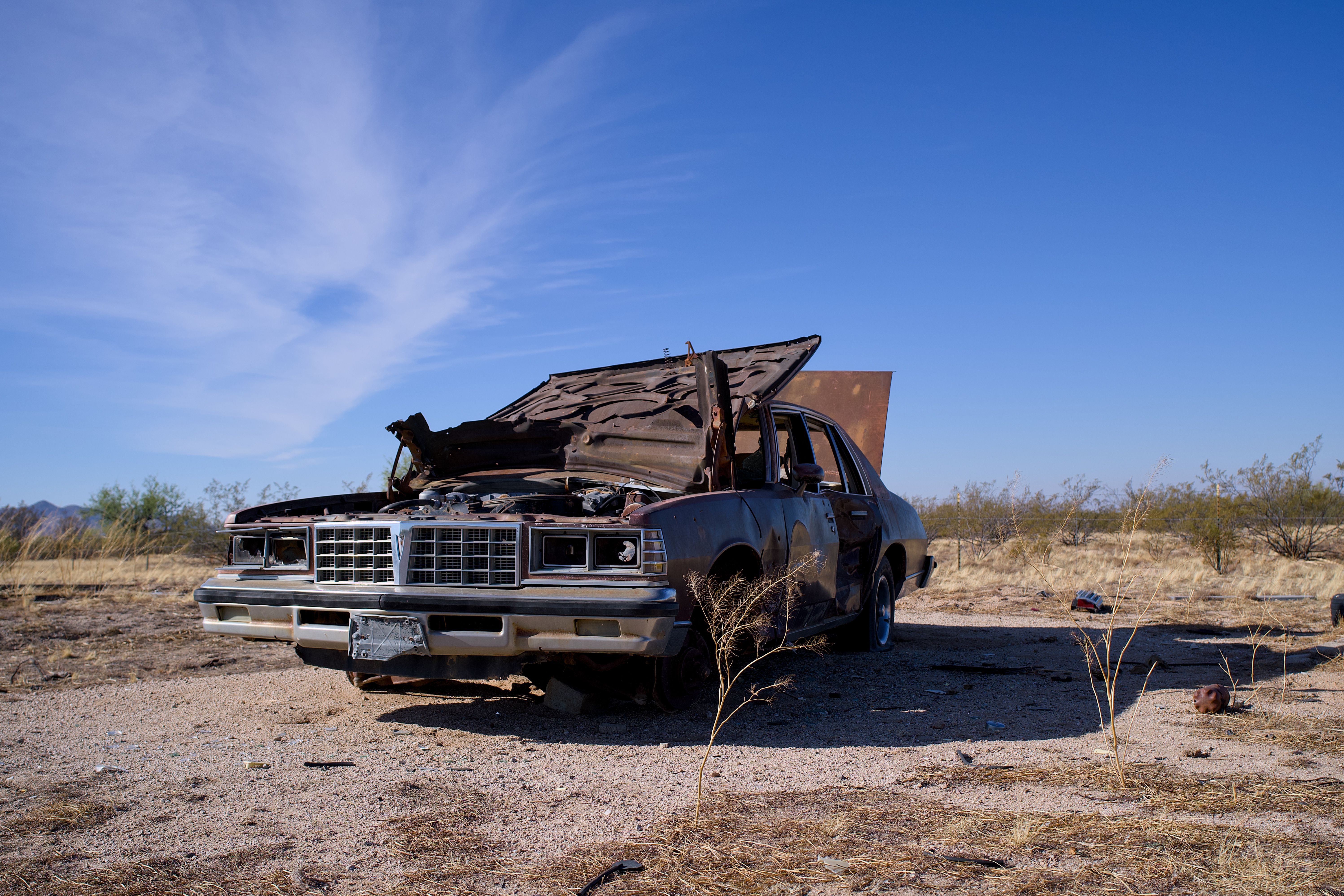 Abandoned Rusty Car in Desert Landscape · Free Stock Photo