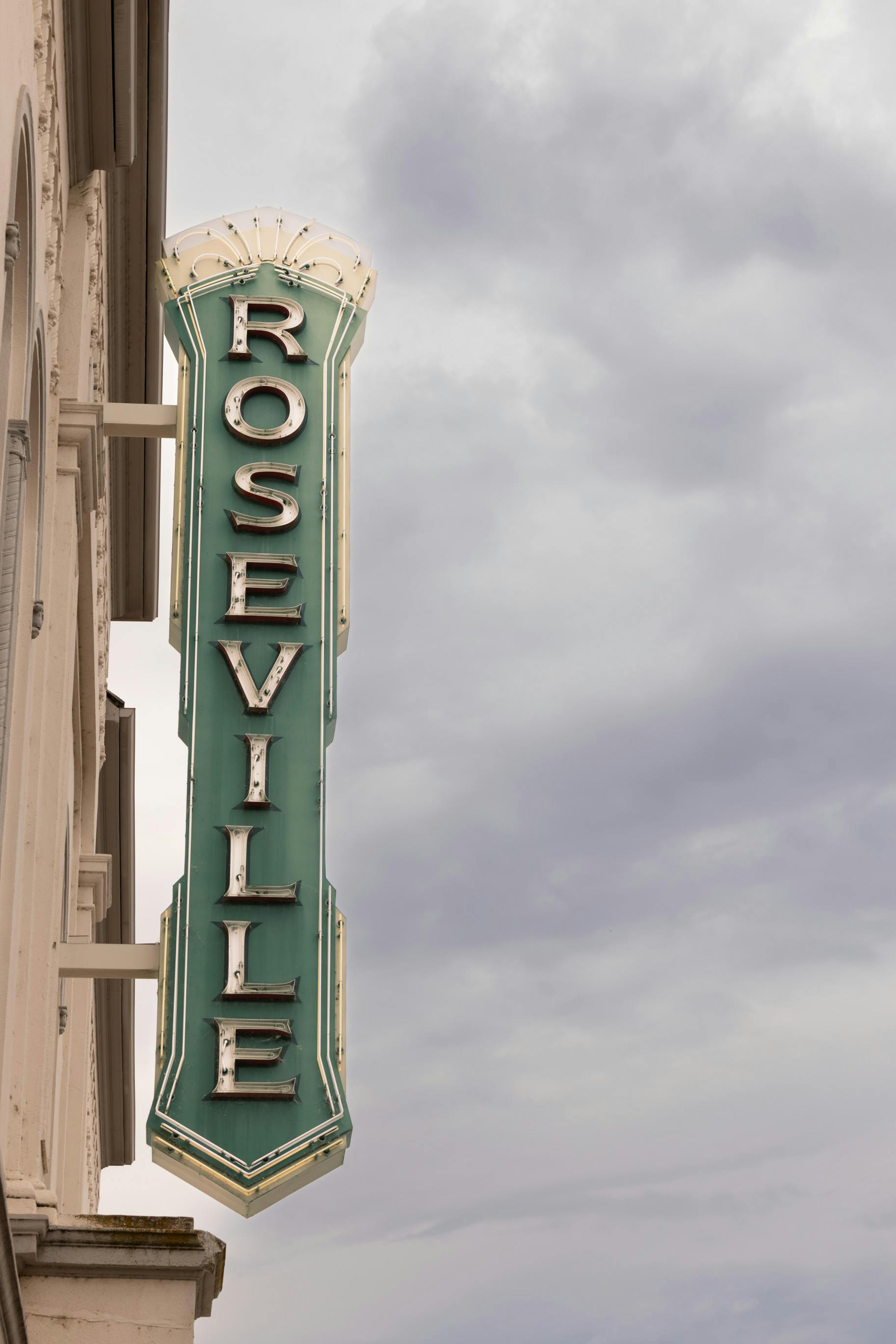 Free Classic Roseville vertical sign with retro design set against a cloudy sky backdrop, capturing timeless charm. Stock Photo