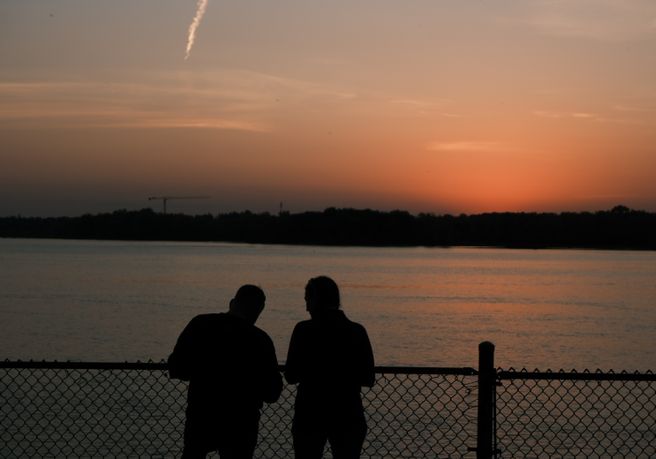 Online dating: starting a conversation on a niche platform