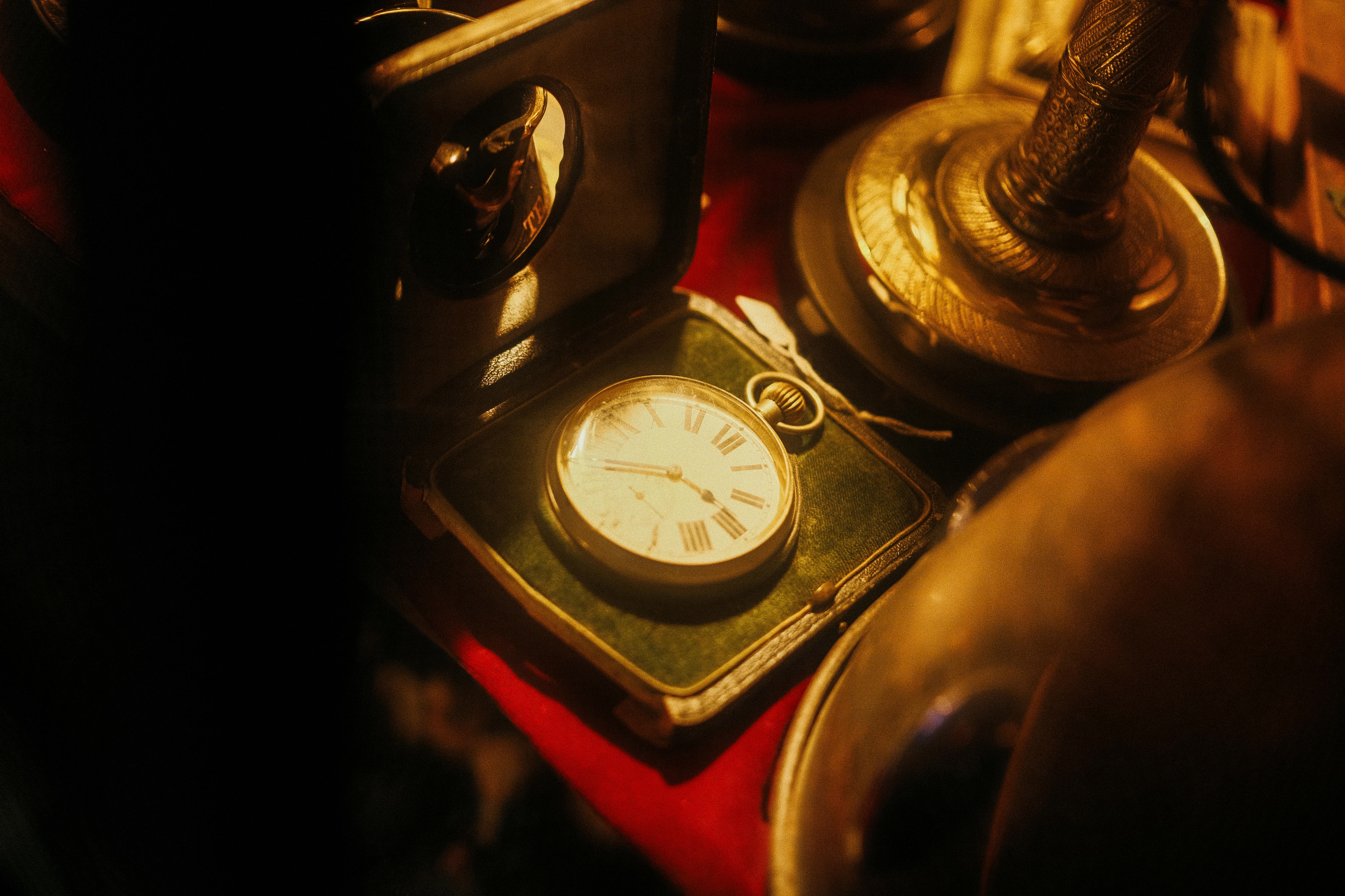 Zadarmo Detailný záber na vintage hodinky obklopené teplými odtieňmi, ktoré vyžarujú starožitné čaro a nadčasovú eleganciu. Fotka z fotobanky