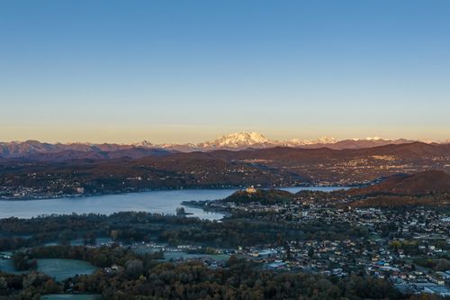 Free Aerial view over Lake Varese with Monte Rosa in the background during a clear day. Stock Photo