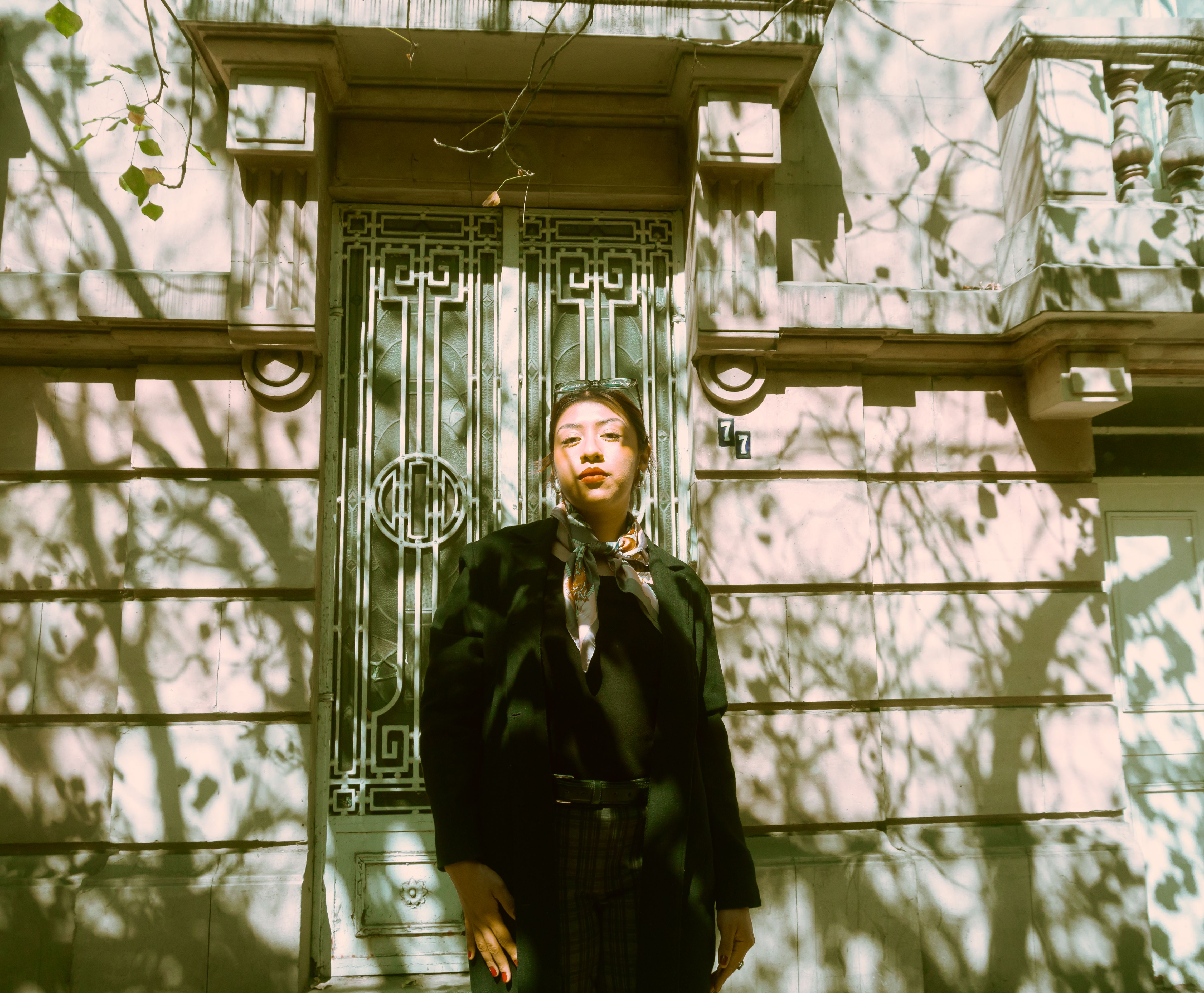 Retrato artístico de perfil con iluminación dramática