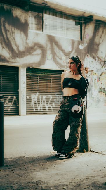 Top tomara que caia com cargo camuflada, hoje matando o tempo ali no grafite 🖤 Simples, mas muito do meu jeito.
#ootd #lookdodia #black #pants