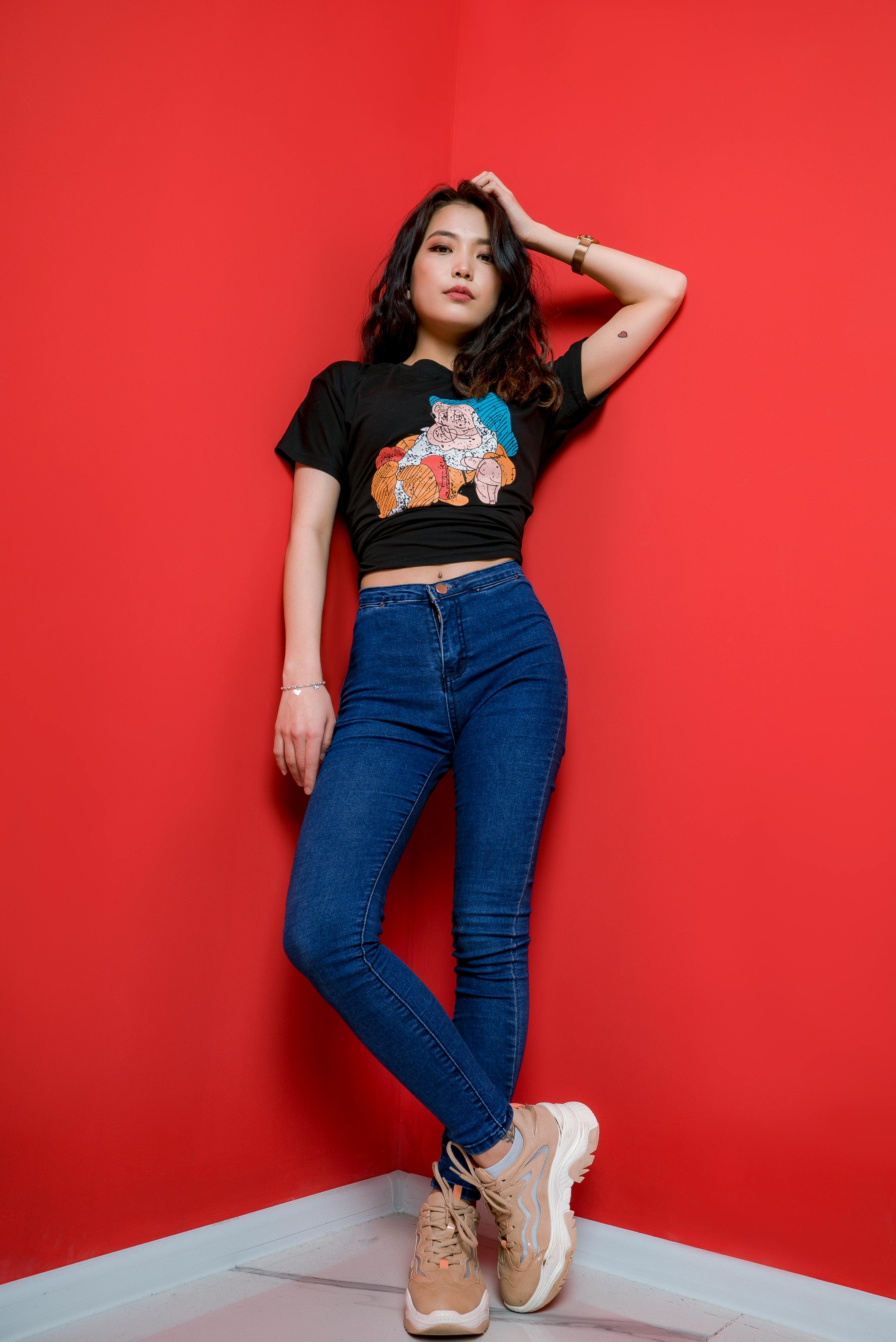 orange t shirt with blue jeans