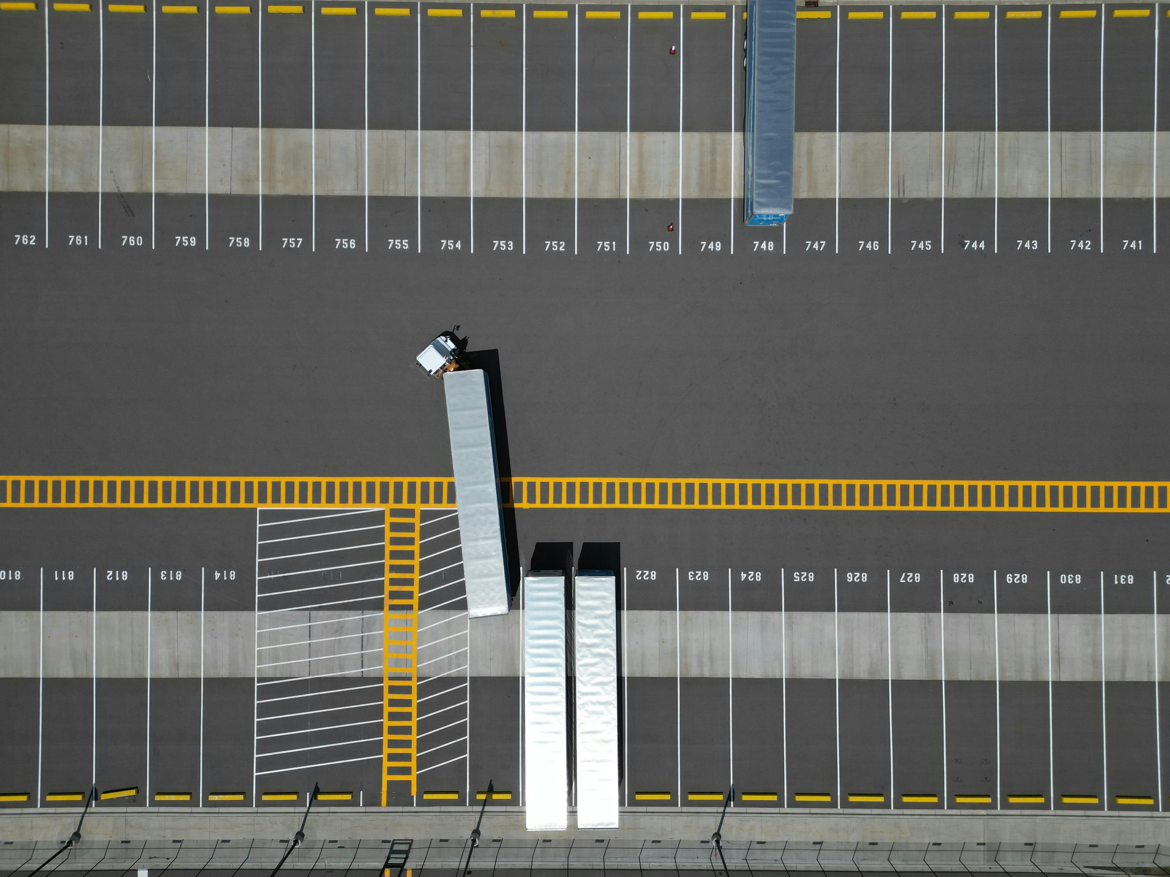 Dijital bir tablet üzerinde görünen rota planlama haritası ve lojistik verileri; ulaşım maliyetlerinin optimizasyonunu ve verimliliği temsil eden modern taşımacılık görseli.