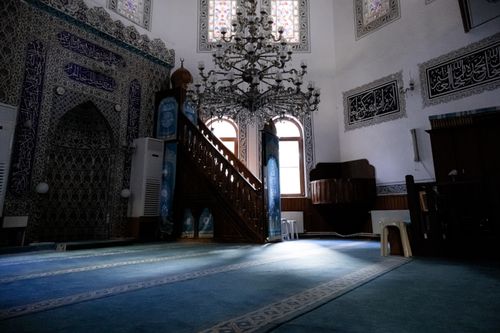 Free Beautiful interior of an ornate mosque in Kadıköy, showcasing Islamic art and architecture. Stock Photo