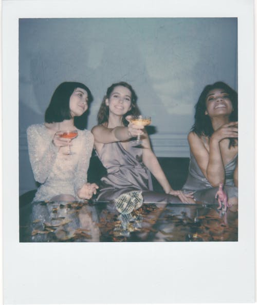 Sofortiges Foto Von Drei Frauen, Die Trinken