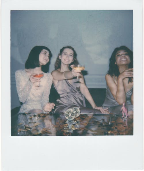 Foto Instantánea De Tres Mujeres Bebiendo