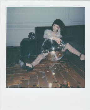 一位时尚女士在复古室内环境中与镜球合影