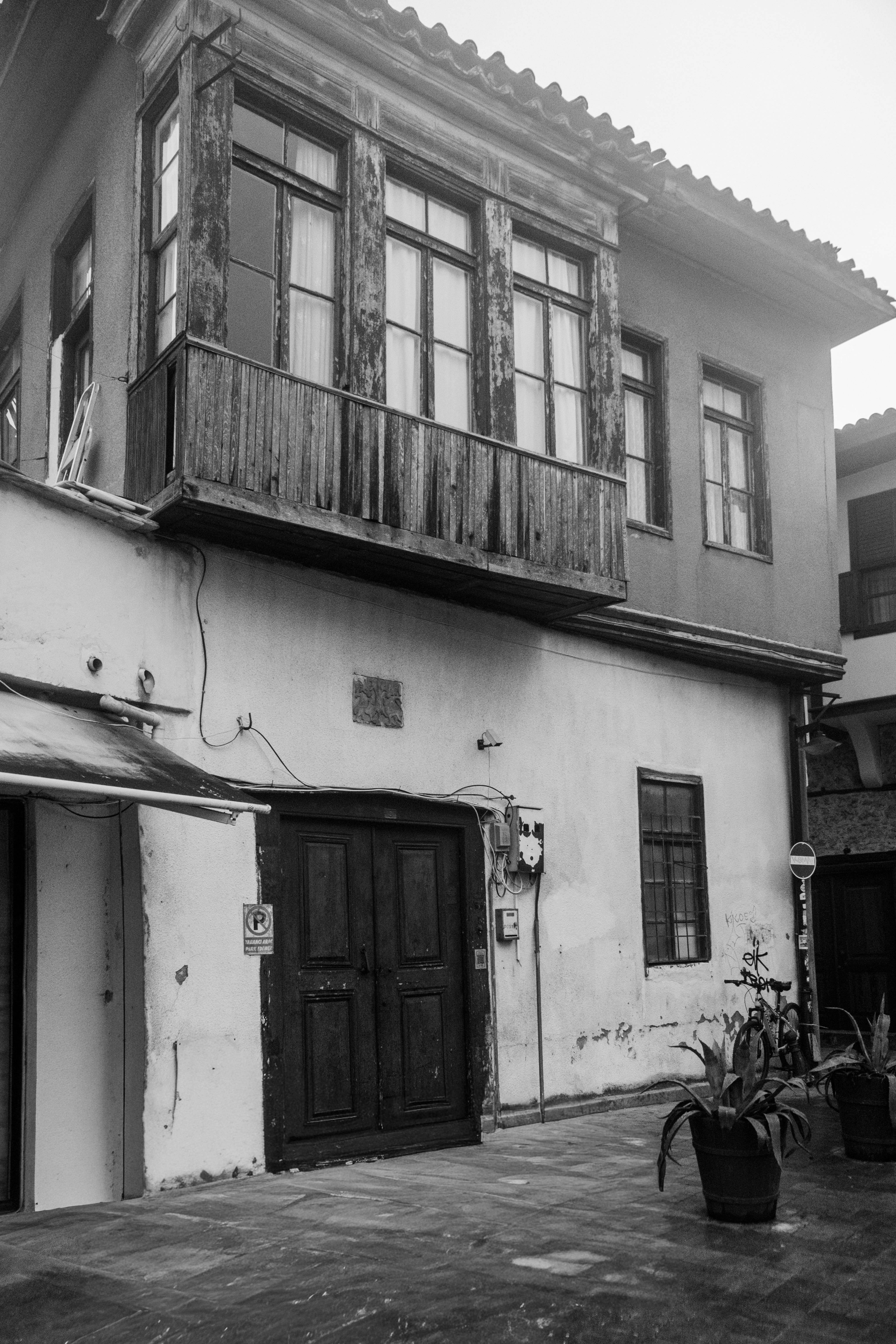 Vintage Black and White Photo of Rustic Building · Free Stock Photo