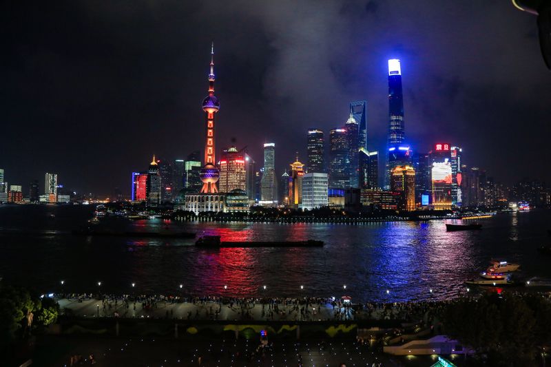 夜幕下的上海天际线,灯光璀璨的游轮映入眼帘。 · 免费素材图片