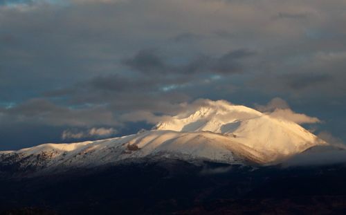 Free Beautiful snow-covered mountain in Isparta, Türkiye, captured at sunset with dramatic clouds. Stock Photo