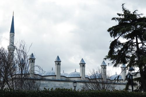 Free Captivating view of Sultanahmet Camii's exterior surrounded by trees in Istanbul, Turkey. Stock Photo