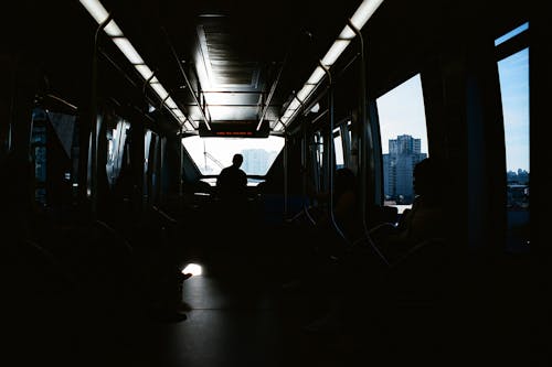 火車內的人的照片