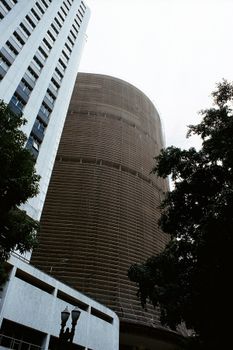 在繁华的城市中，欣赏独特的摩天大楼景观