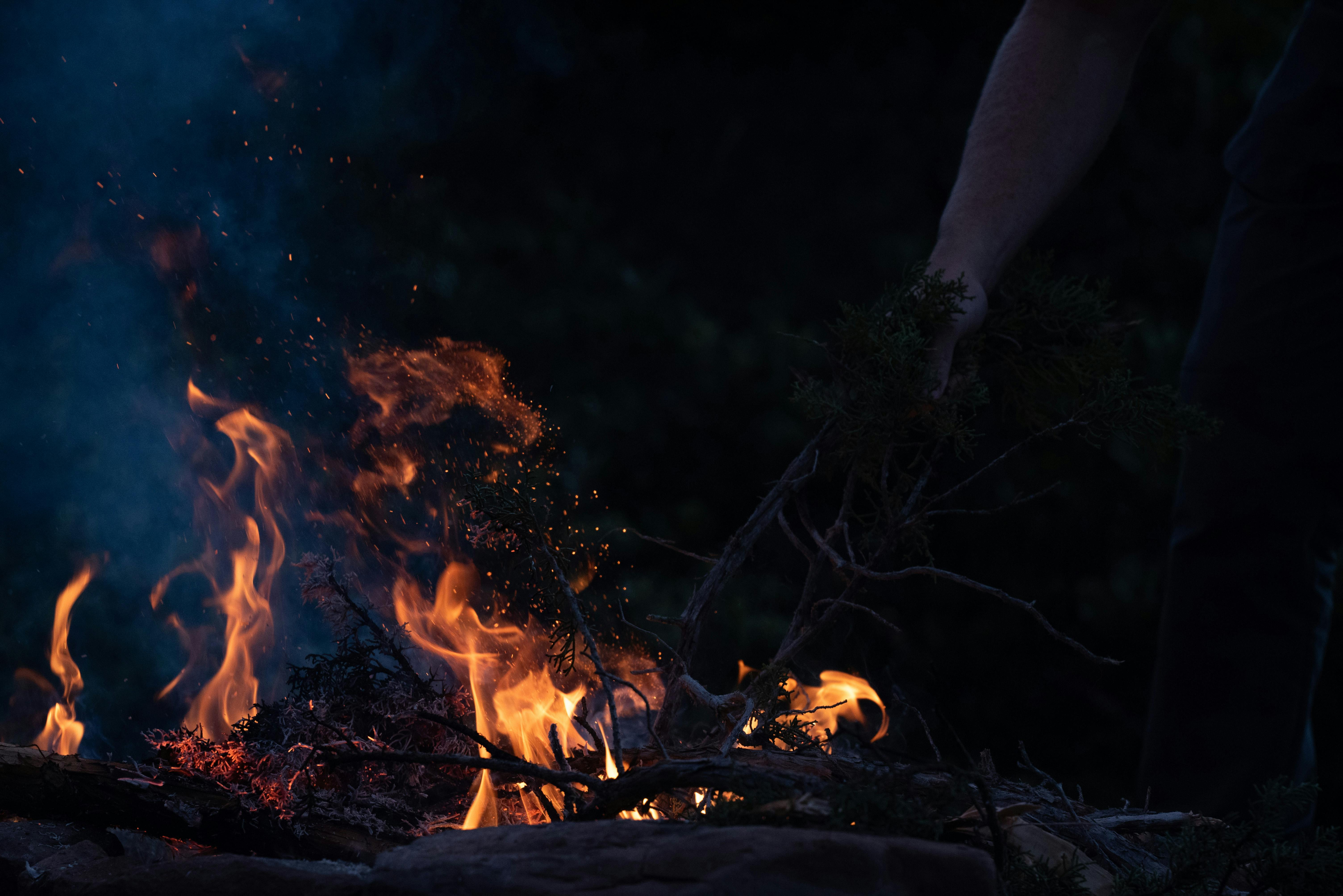 Seseorang menyalakan api unggun dalam kegelapan di dekat Taman Nasional Zion, Utah.