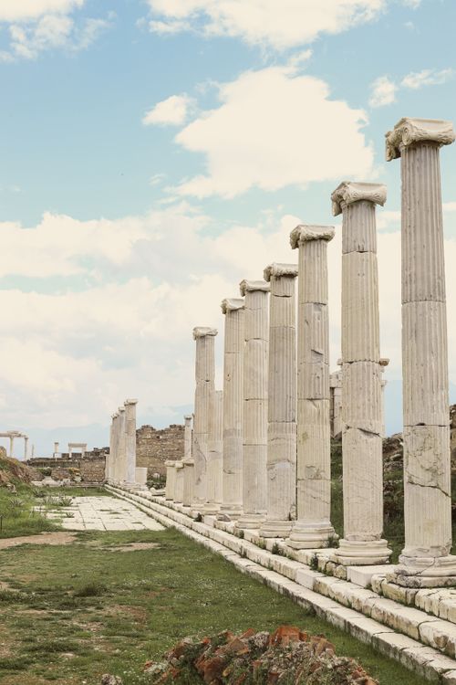 Free Explore the majestic ancient Roman columns at Hierapolis, a key archaeological site in Denizli, Turkey. Stock Photo