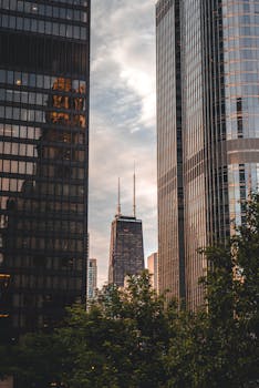 黄昏时分，城市天际线上高耸的摩天大楼，展示了现代建筑与设计