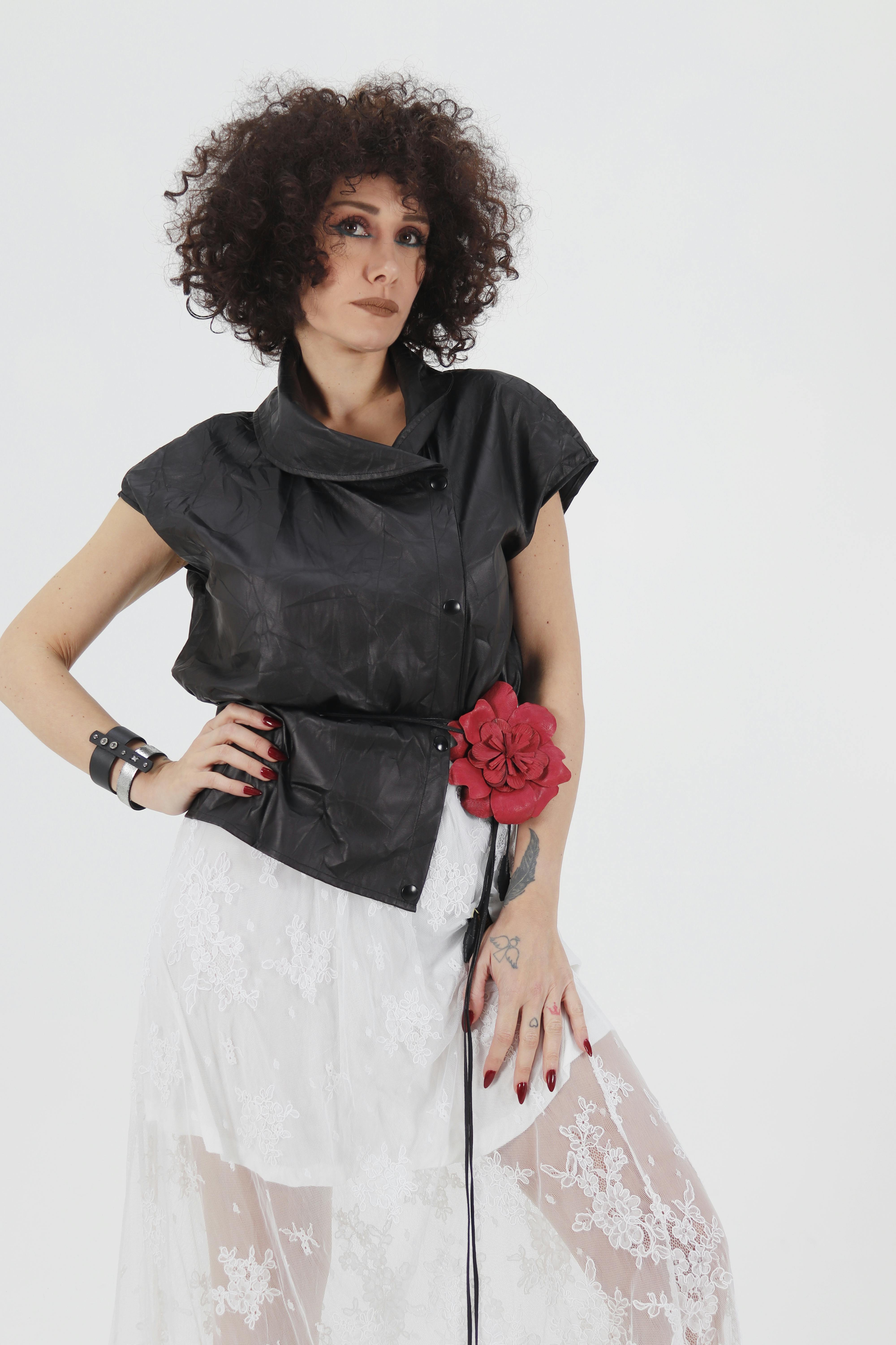 Gratis Retrato de moda que muestra peinado afro y atuendo moderno sobre fondo blanco. Foto de stock