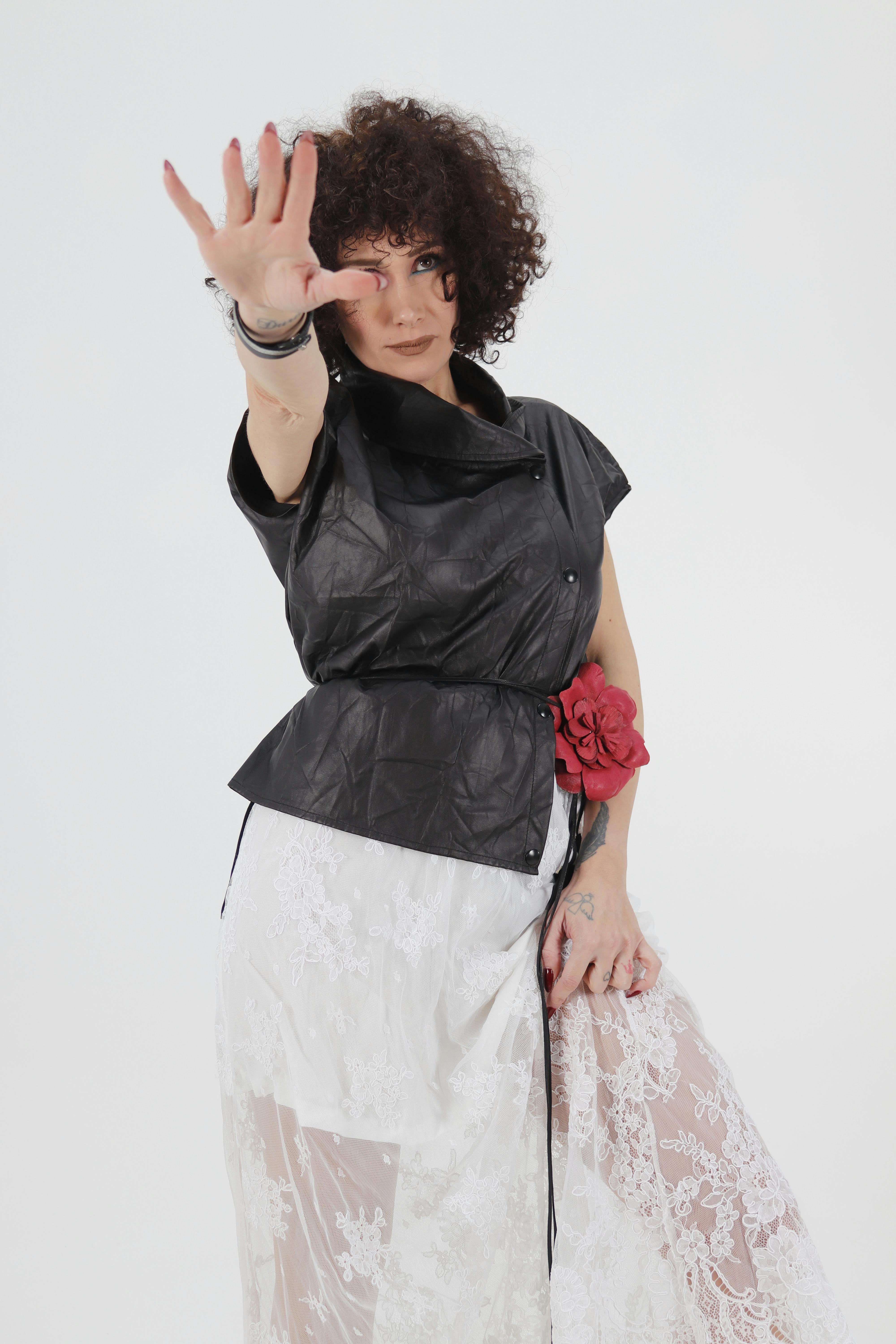 Gratis Stilig portrett av en kvinne med afrofrisyre i elegant svart-hvitt antrekk. Arkivbilde