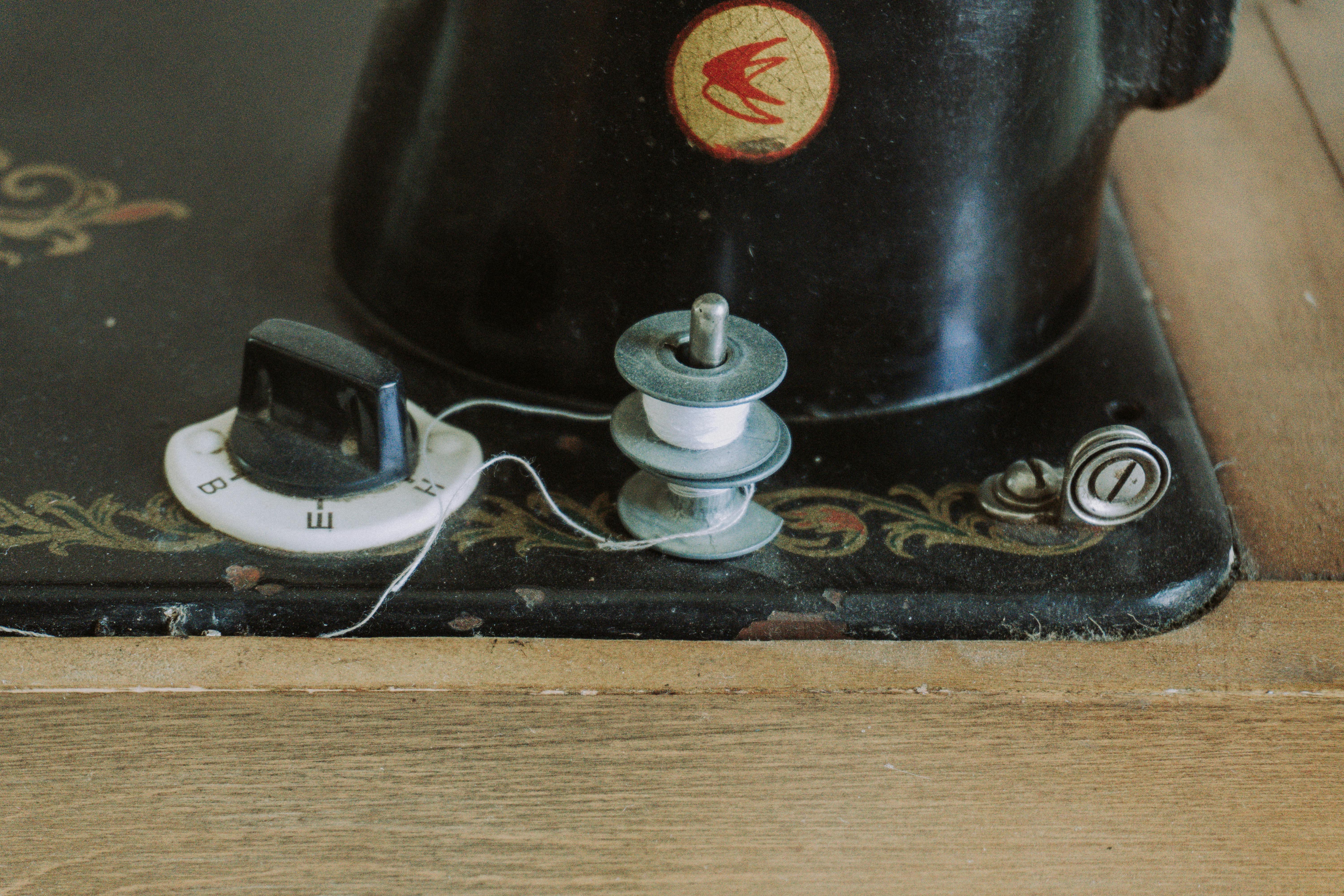 무료 아제르바이잔 오구즈에서 발견된 빈티지 재봉틀의 상세 모습. 스톡 사진