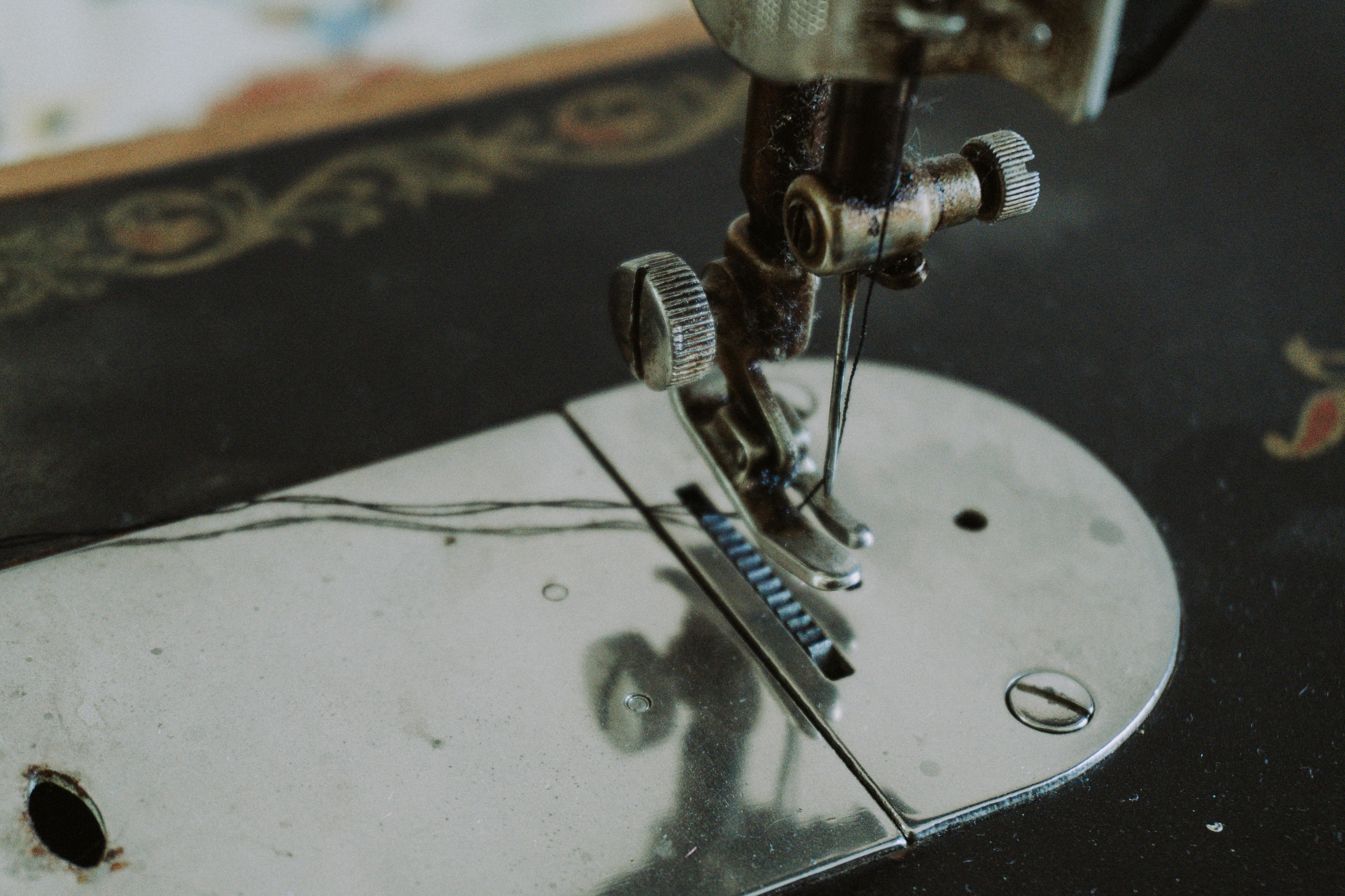 Gratis Nærbilde av en antikk symaskin i Oghuz, Aserbajdsjan, som viser frem detaljert håndverk. Arkivbilde