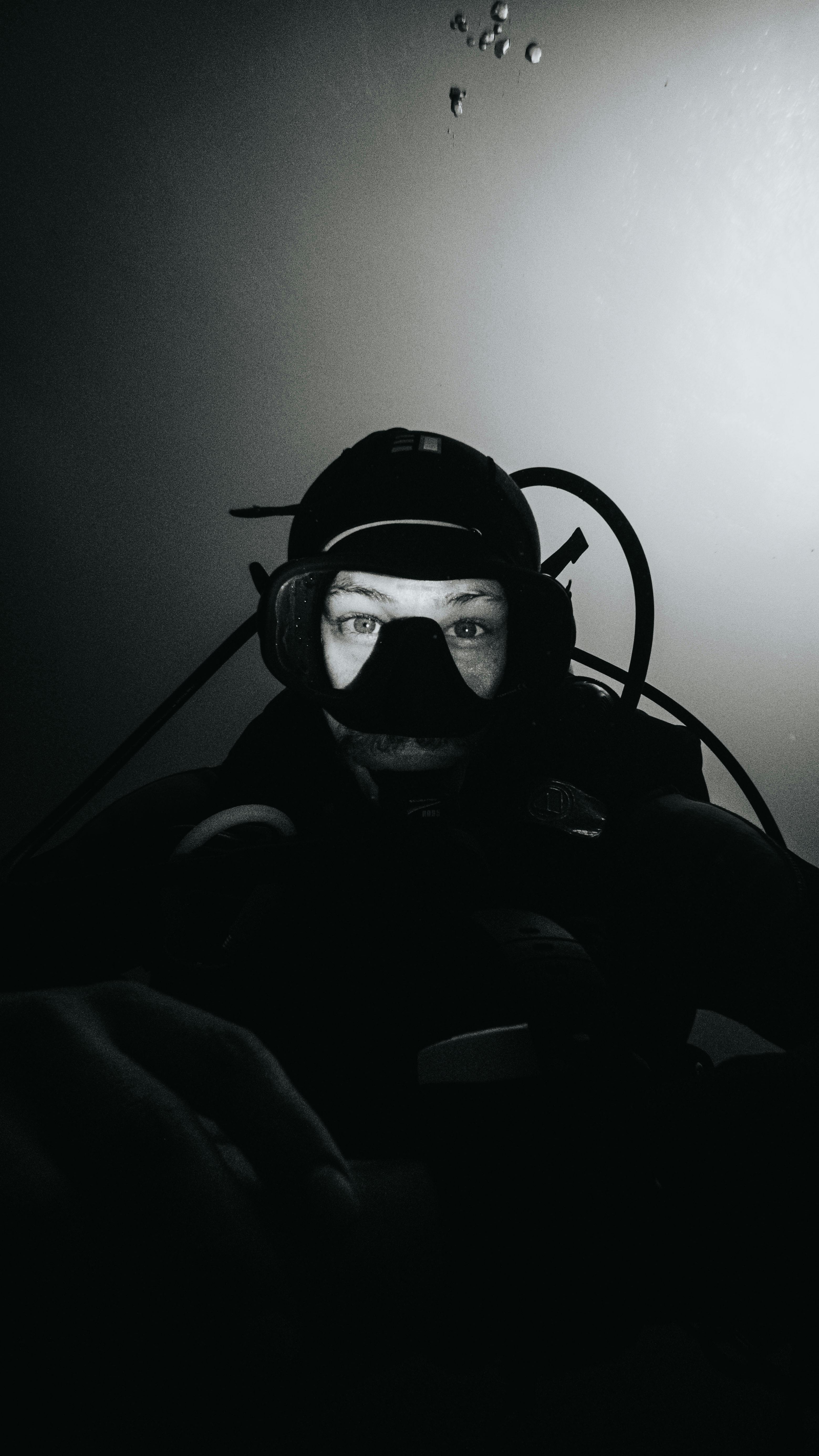 Gratuit Portret monocrom al unui scafandru scufundat, evidențiind atmosfera senină subacvatică. Fotografie de stoc