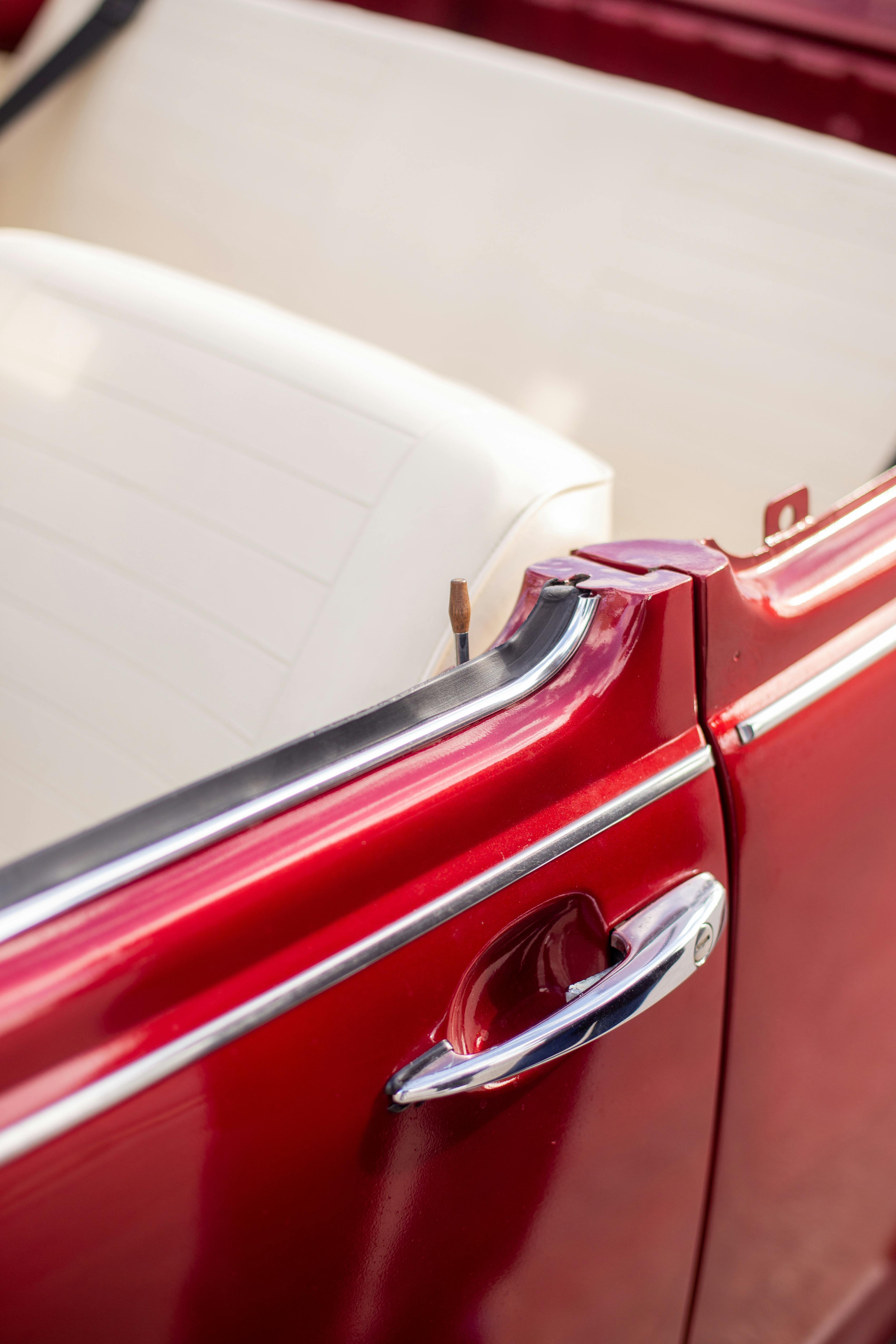 De franc Primer pla d'una porta i un seient de cotxe descapotable vermell, que mostren un estil vintage. Foto d'estoc