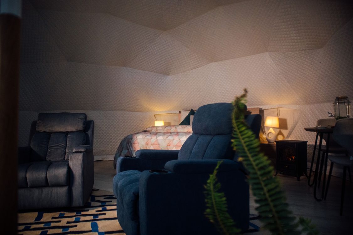 Cozy Dome Interior with Comfortable Seating · Free Stock Photo