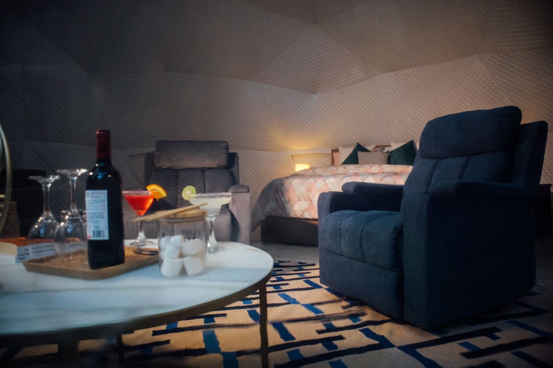 Cozy Luxury Room with Wine and Cocktails · Free Stock Photo