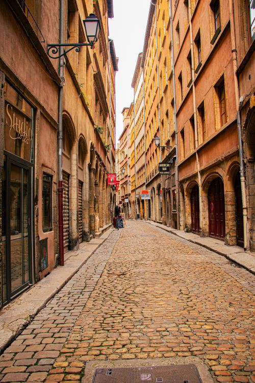 Charming Cobblestone Street in Historic City · Free Stock Photo