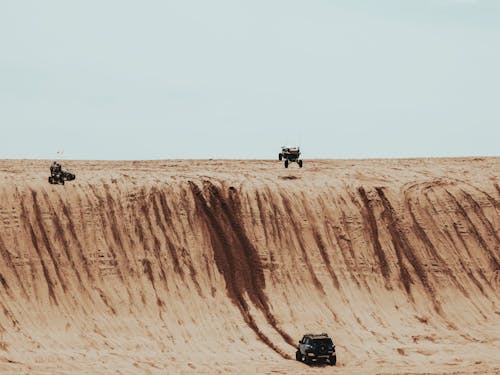 砂漠の黒と灰色の四輪駆動車
