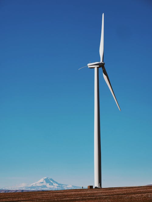 푸른 하늘 아래 풍력 터빈의 사진