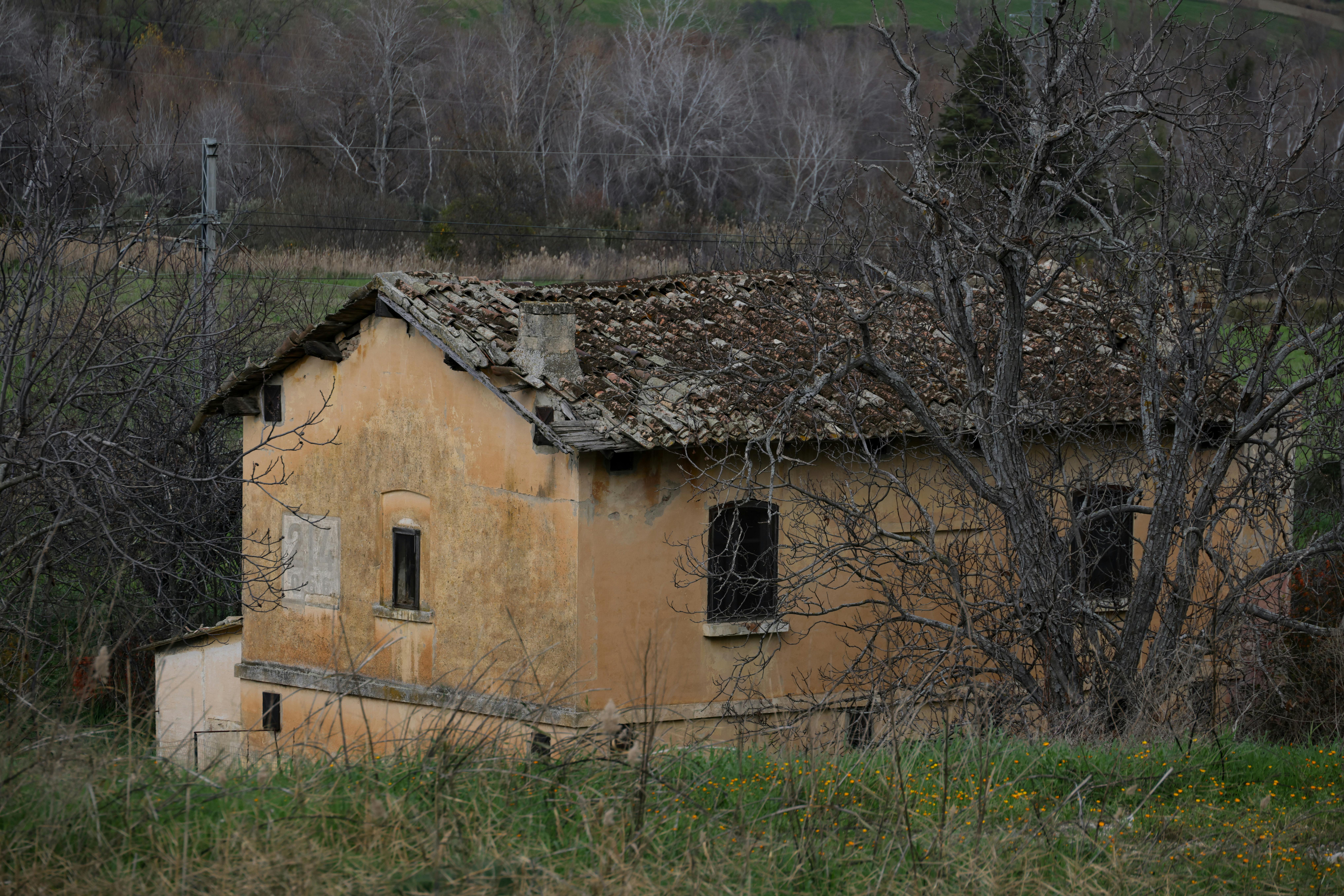 Rustic Abandoned House in Italian Countryside · Free Stock Photo, image size:1124x750