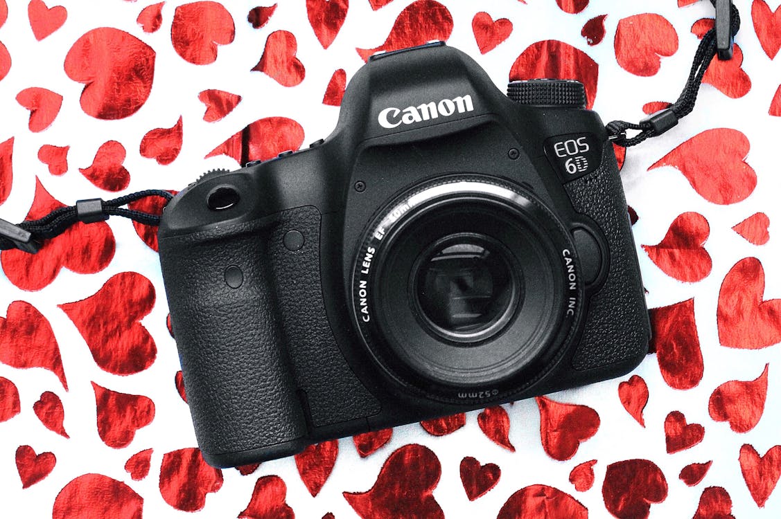 빨간색과 흰색 표면에 검은 색 Canon Eos 6d 카메라