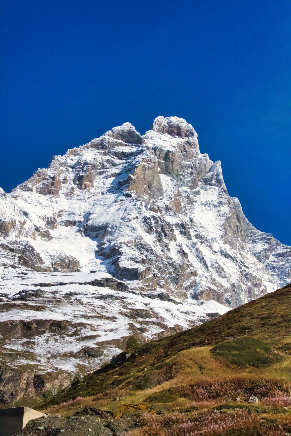 Piramida Matterhorn acoperită de zăpadă, pe cer senin