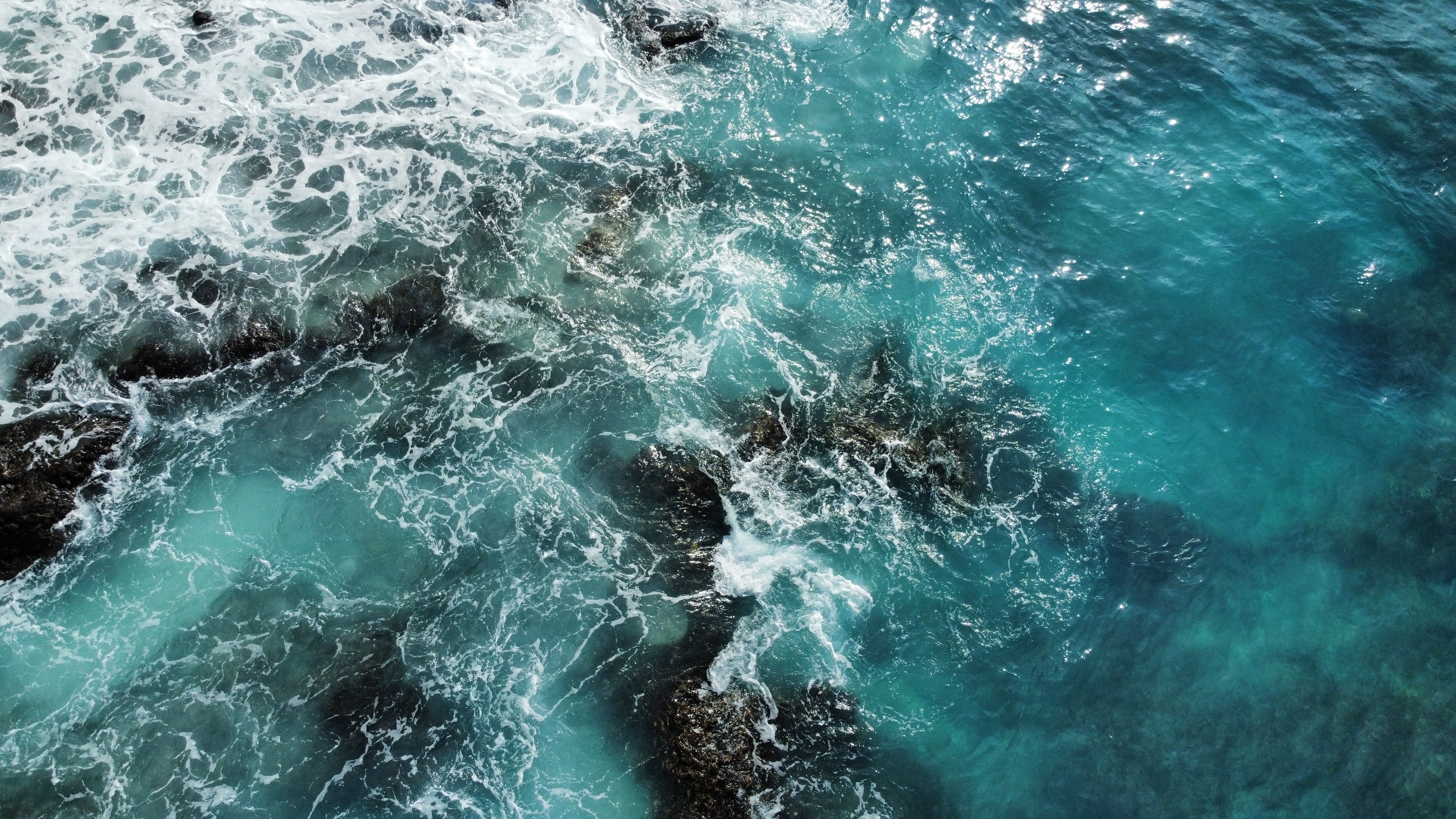 Vue Aérienne Des Vagues Déferlant Sur La Côte De Bali · Photo gratuite