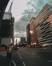 黄昏时分，圣保罗城市天际线的景色令人惊叹，捕捉到了高层建筑和多云的天空