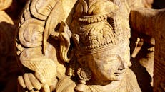 古代石雕特写展现了阳光下神灵形象的精细雕刻