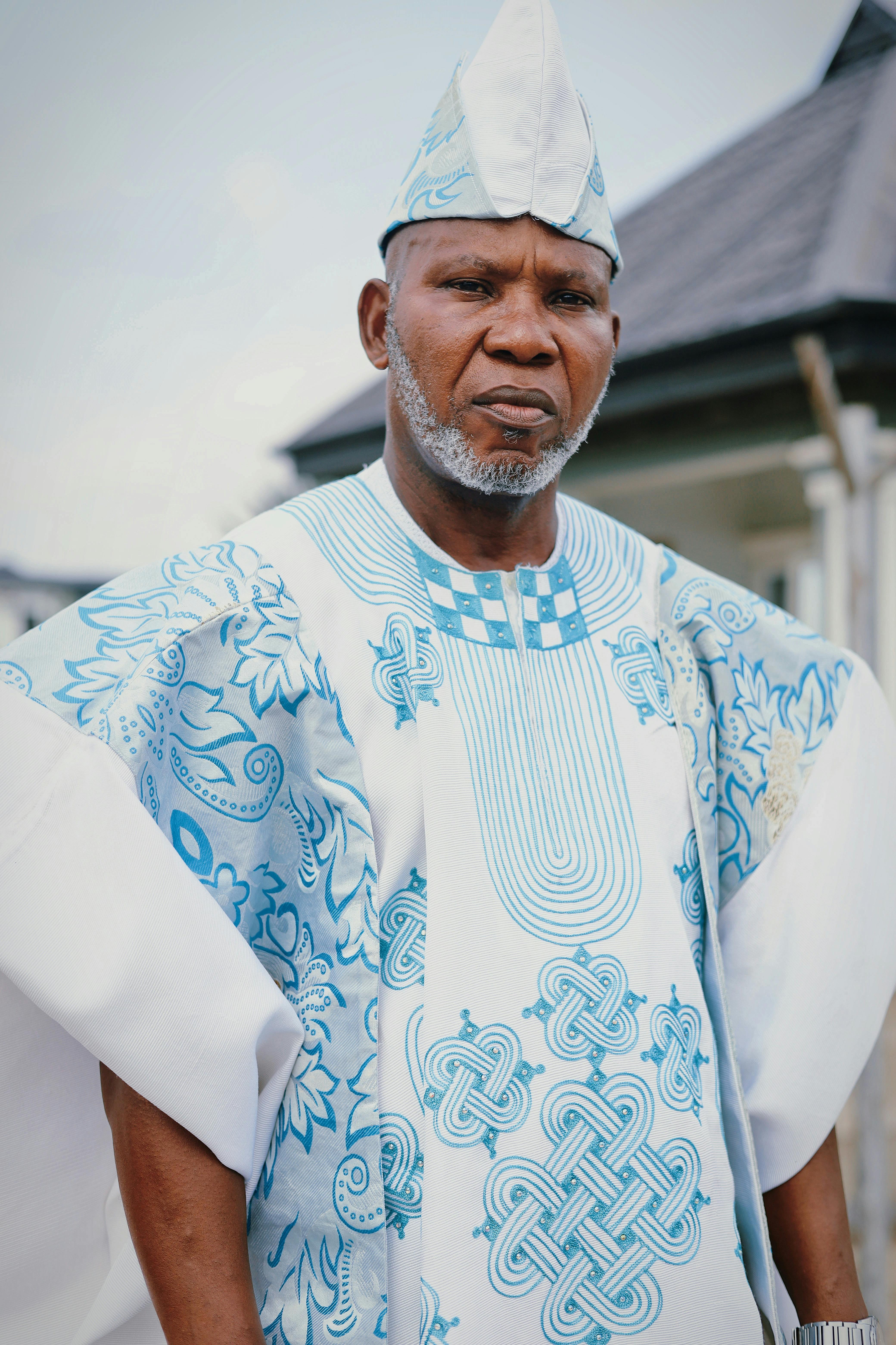 De franc Home gran amb un elegant vestit tradicional nigerià blau i blanc a l'aire lliure. Foto d'estoc