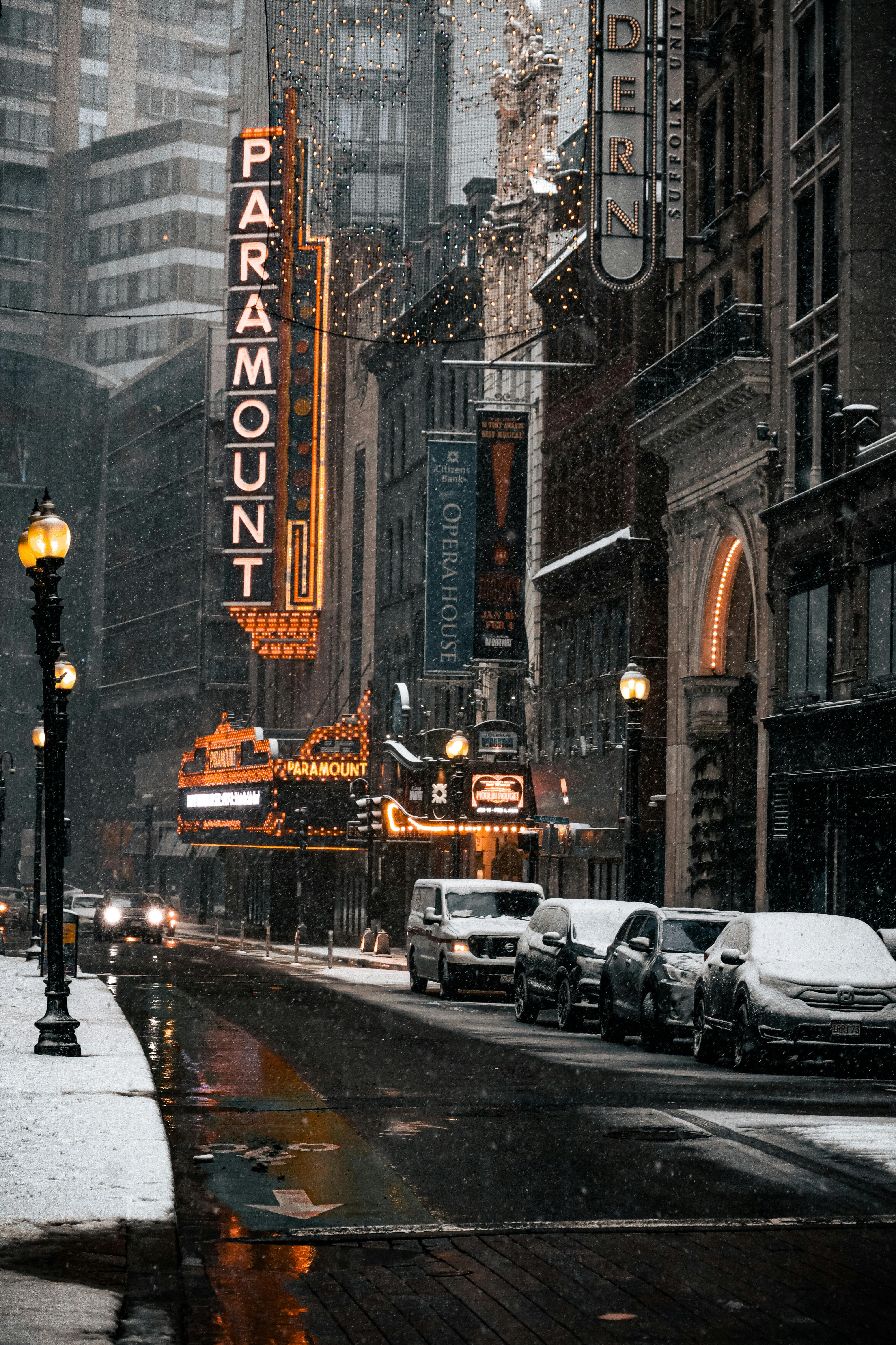 Gratis Teater Paramount di Boston bersinar hangat di bawah salju, menangkap suasana musim dingin yang nyaman. Foto Stok